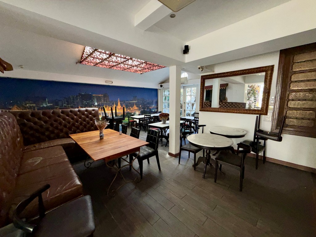 Lot: 24 - VACANT COMMERCIAL UNIT WITH POTENTIAL - Ground floor main dining area